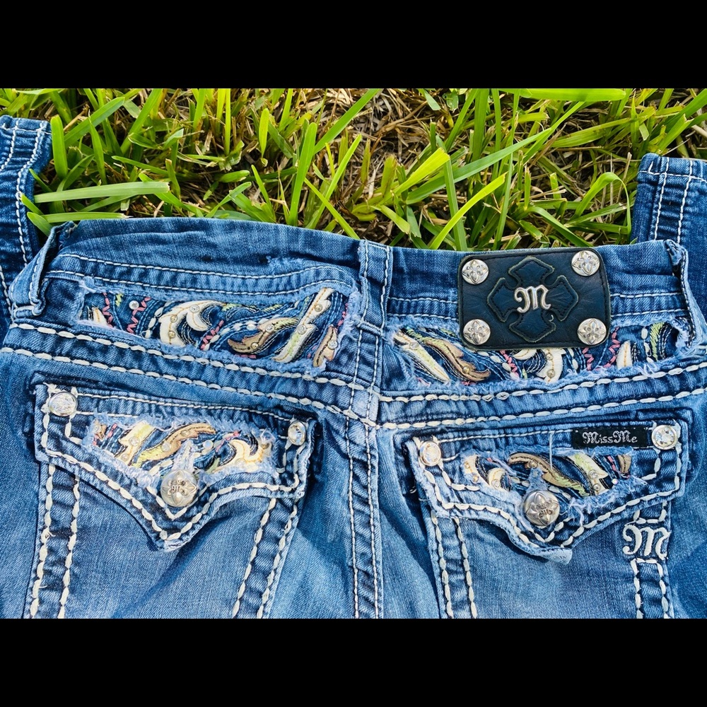 Miss Me Signature Cropped Jeans